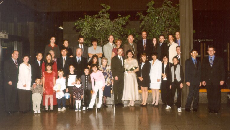 The entire wedding party ... Toute la gang!