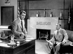 Alan Ladd in Appointment With Danger.